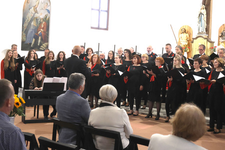 Letni koncert Komorni zbor Fran Gerbič, gostje MePZ Postojna 38 Foto Ljubo Vukelič